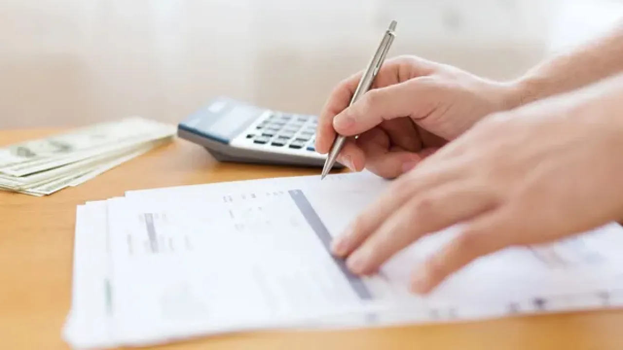 Кому підвищили зарплату з нового року: список професій, що потрапили під перерахунок 