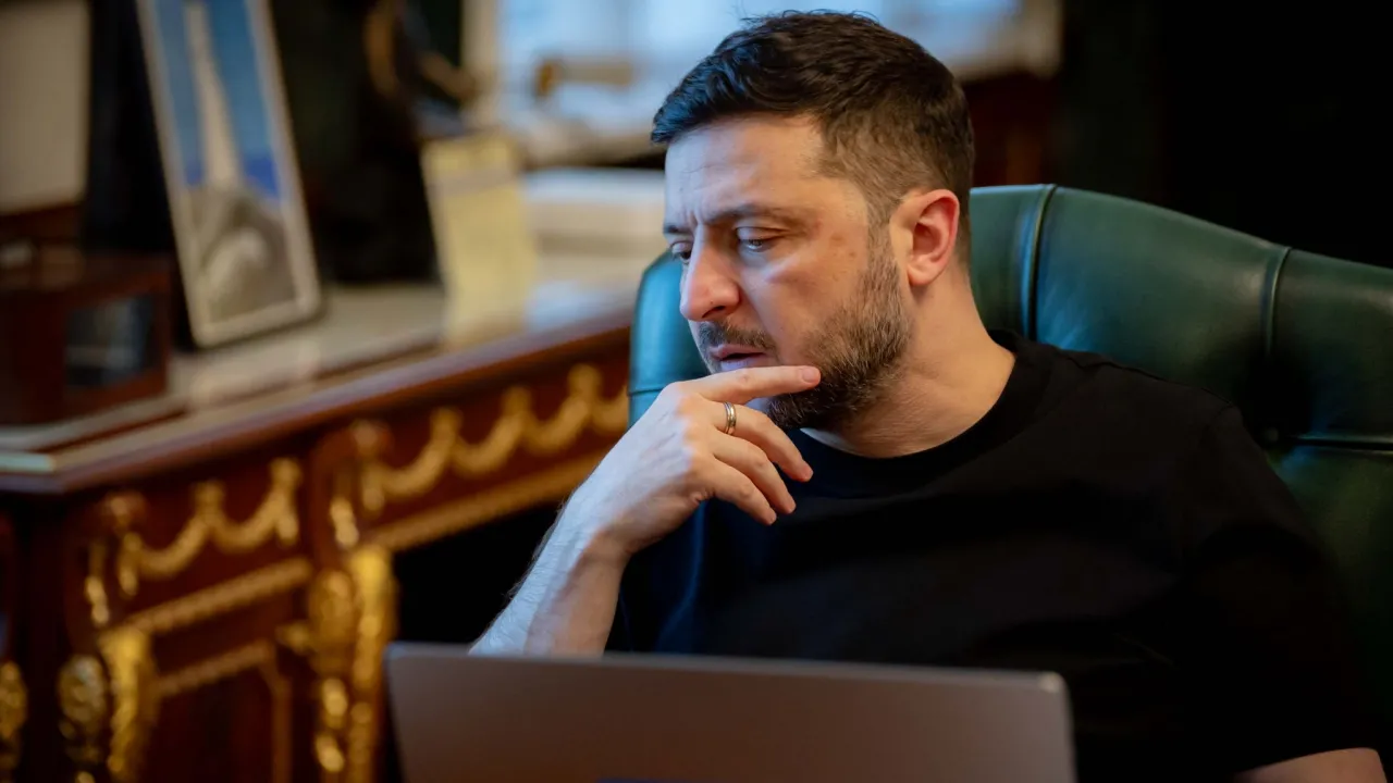 Скільки відсотків українців довіряють Зеленському: результати нового опитування 