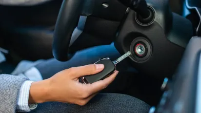 Вбиває двигун за одну поїздку: чому не варто глушити авто одразу після паркування - фото