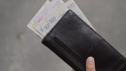 Зарплати в Україні у 2026 році: хто отримає надбавки до 100% окладу? - фото