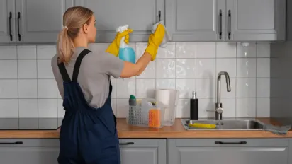 Липкий жир зникне назавжди: 4 способи відмити кухонні шафи без пошкодження фасадів - фото