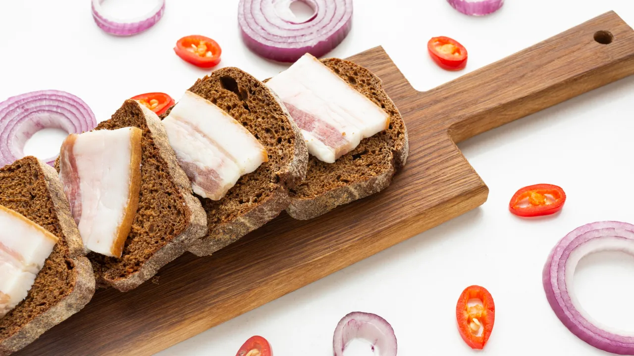 Не поспішайте викидати старе сало: як його врятувати та використати з користю 