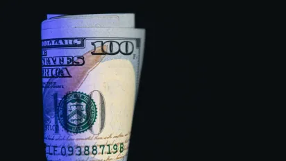 Не дайте себе ошукати: 3 прості кроки, щоб відрізнити справжні 100 доларів від підробки - фото