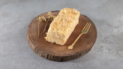 Наполеон без духовки та тіста: простий метод приготування торта - фото