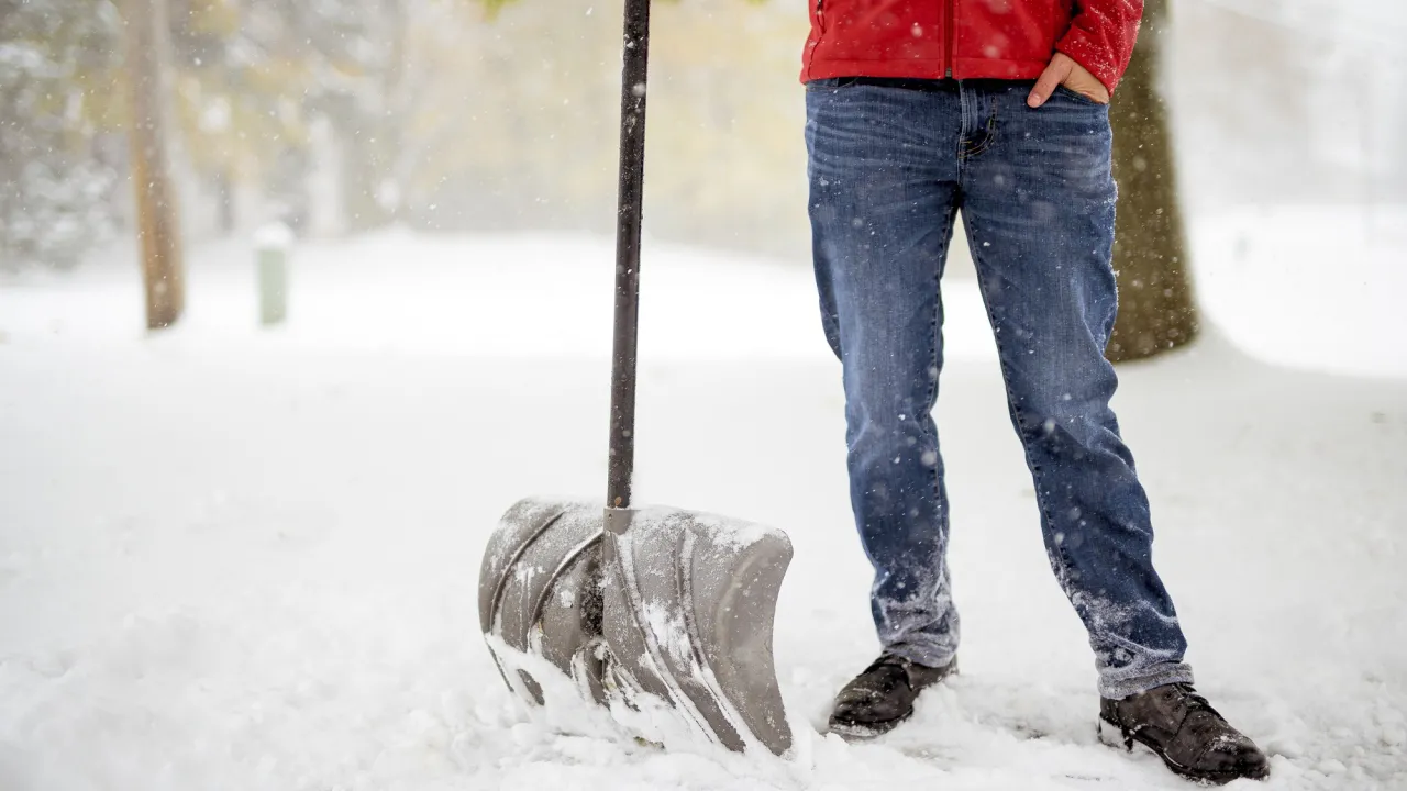 Забудьте про сіль та пісок: знайдено спосіб, який очистить доріжки від льоду за лічені хвилини 