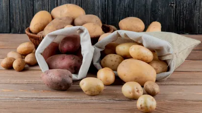 Картопля в мішках більше не проростатиме: що потрібно покласти всередину - фото