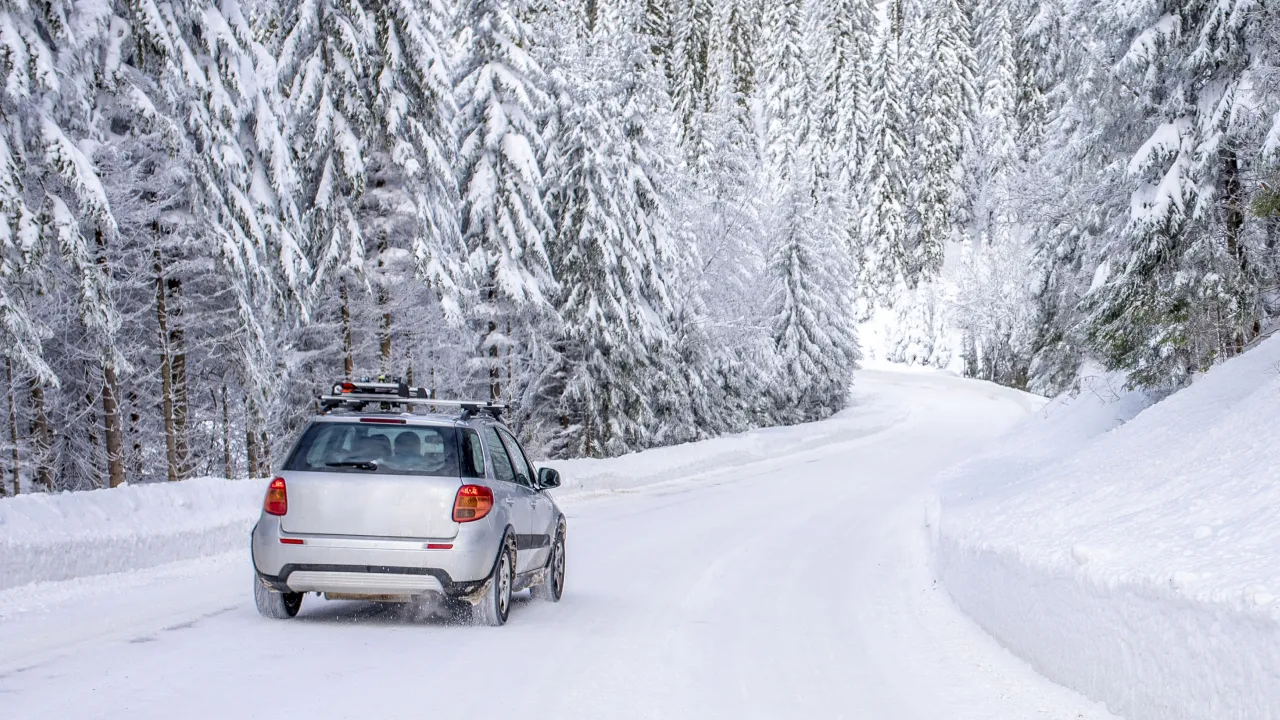 Машину занесло на льоду: одна помилка, яку роблять 90% водіїв, і як врятуватися 