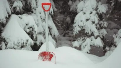 Падіння на слизькому тротуарі: як отримати компенсацію за травму у 2026 році - фото
