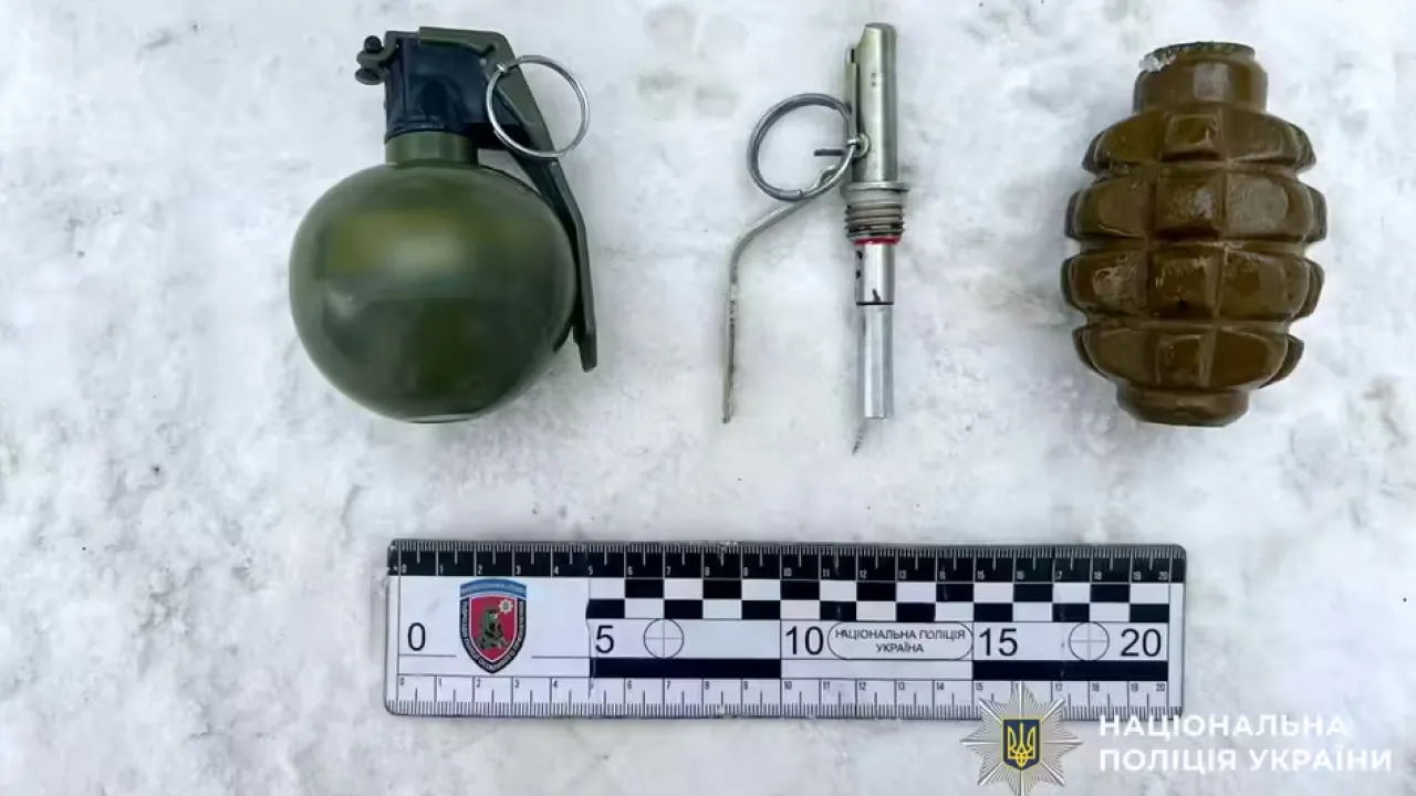 Підозрілий перехожий з бойовою гранатою: у Рівному патрульні затримали чоловіка (ФОТО) 