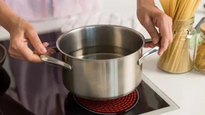 Як очистити каструлю від сильного нагару: прості способи без шкребків - фото