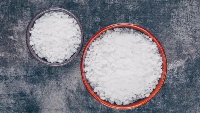 Осушувач повітря за копійки: як за допомогою солі висушити ванну кімнату та прибрати грибок - фото