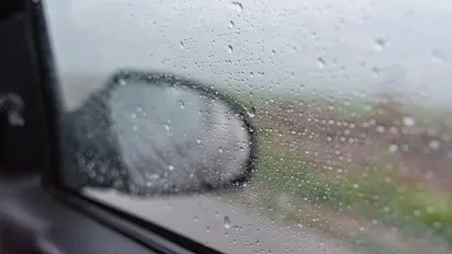 Проблема не в склі, а під ногами: неочевидна причина запотівання вікон в авто - фото