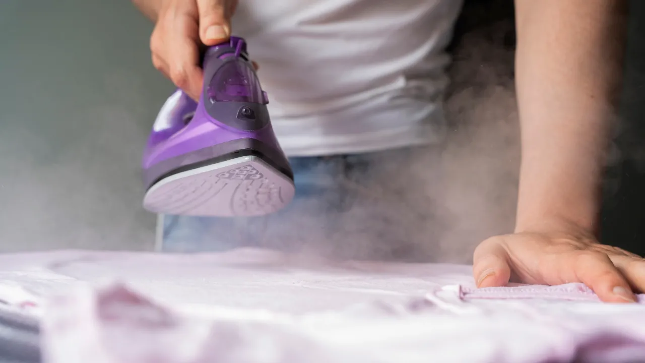 Праска не потрібна: 4 перевірені способи розгладити одяг, коли немає світла 