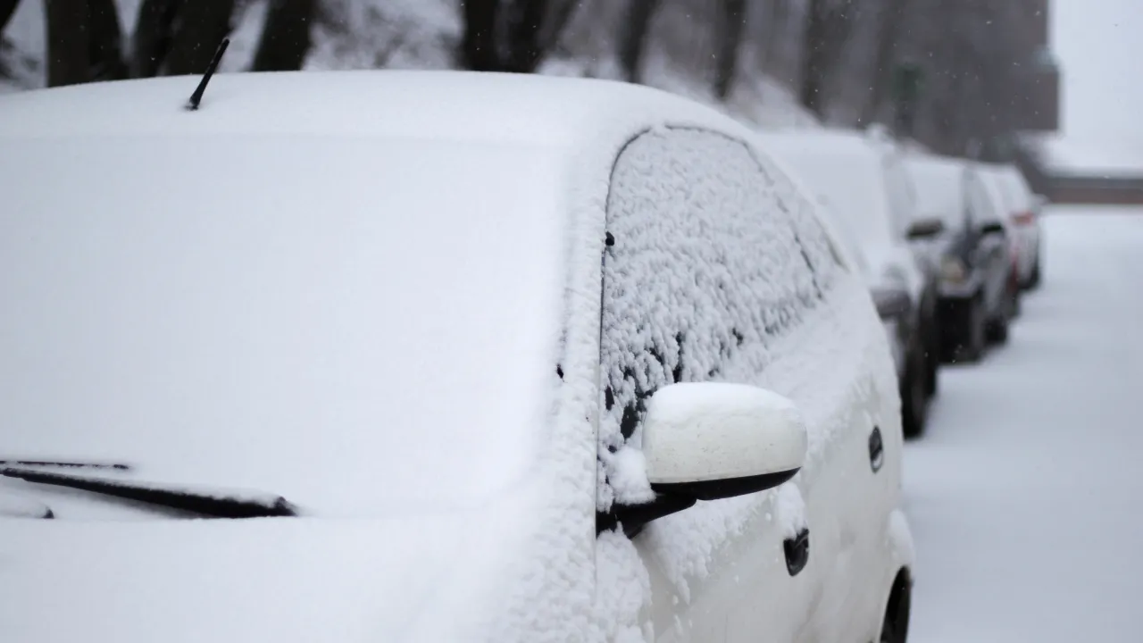 Сніг на даху авто — не дрібниця: чи можуть оштрафувати за "снігову шапку" в Україні 