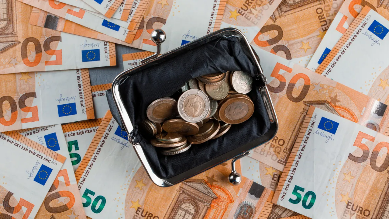 Історичний максимум: євро стрімко злетів до нової позначки, долар — пригальмував 