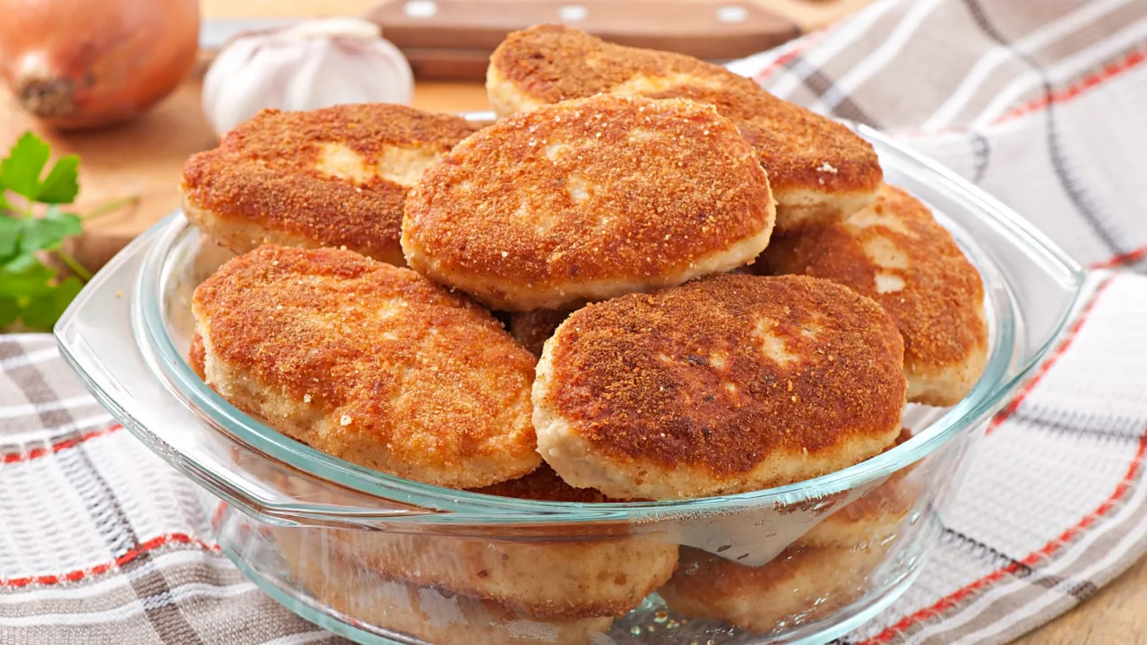 Геть зайвий жир: покладіть цей інгредієнт у фарш, щоб котлети не вбирали олію та залишалися соковитими 