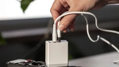 Чи можна залишати зарядку в розетці без телефону: відповідь, яка вас здивує - фото