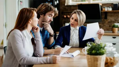 Борги чоловіка: чи мають право забрати майно, записане на дружину - фото