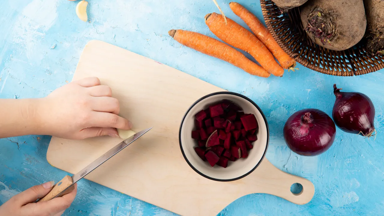 Гості проситимуть рецепт: додайте цей інгредієнт, щоб буряк зберіг колір та став неймовірно смачним 