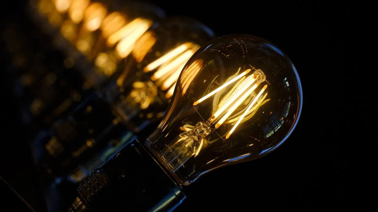 Вже з 1 лютого: які запроваджують тарифи на світло для населення 