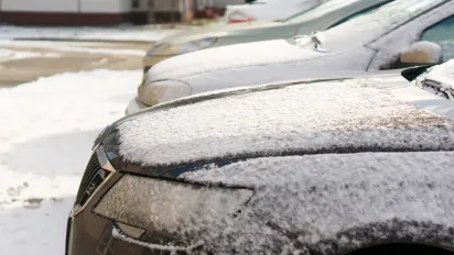 Як безпечно відкрити замерзлі двері машини та чого не можна робити за жодних обставин - фото