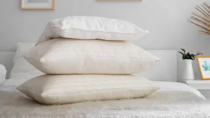 Сніг замість хімчистки: простий метод зимової чистки подушок - фото