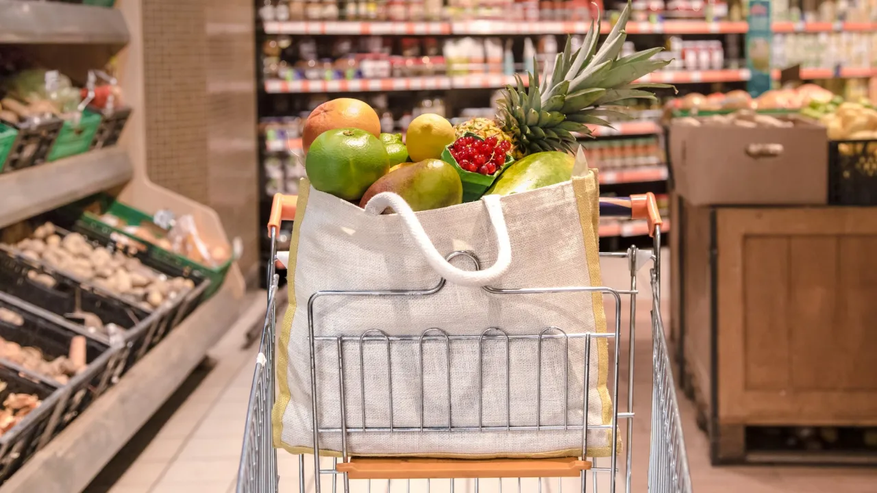 Ціновий парадокс: чому імпортні продукти в Україні часто дешевші за вітчизняні — розбір економіста 