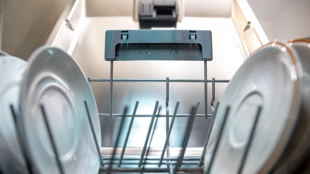 Посудомийка чи раковина: експерти вирахували дешевший спосіб миття посуду 