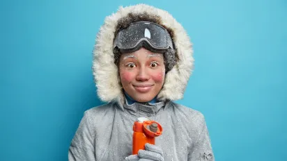 Не розтирайтеся снігом і забудьте про алкоголь: як правильно зігрітися, щоб не нашкодити серцю - фото