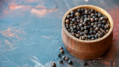 Несподівані страви з чорним перцем: десерти, кава та фрукти - фото