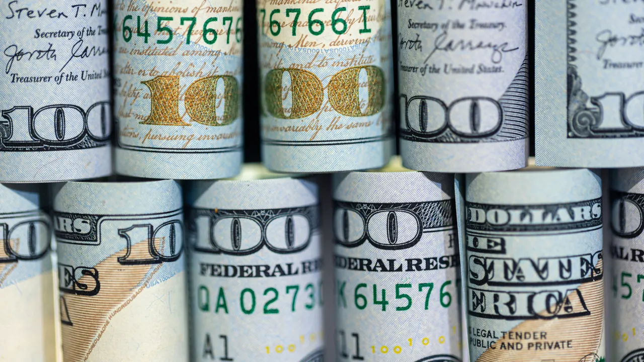 Євро б'є історичні рекорди, а долар іде вниз: що відбувається з курсом 28 січня та чого чекати у лютому 