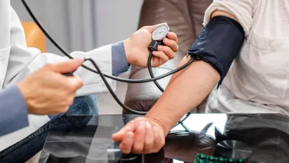 Що не можна їсти при високому тиску: 8 шкідливих продуктів - фото