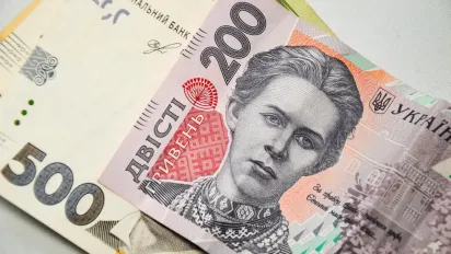 Пенсіонерам дають по 3200 грн: як оформити доплату - підкажіть батькам - фото