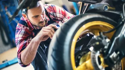 Як перевіряти критично важливі вузли на мотоциклі і замінити мотозапчастини перед міжсезонною стоянкою - фото