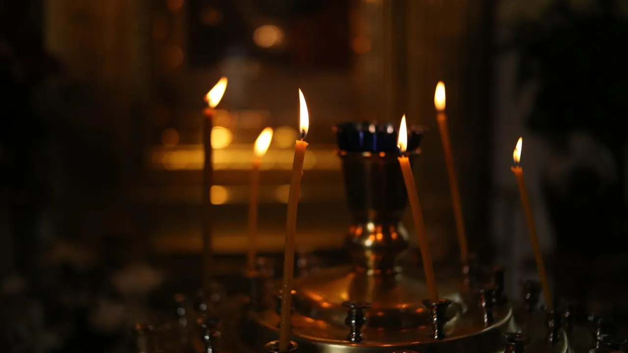 Стрітення Господнє 2026: чому сьогодні не можна класти гроші на стіл та як діє "громнична" свічка 