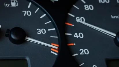 Чому спідометр в авто завищує швидкість і навіщо це потрібно - фото