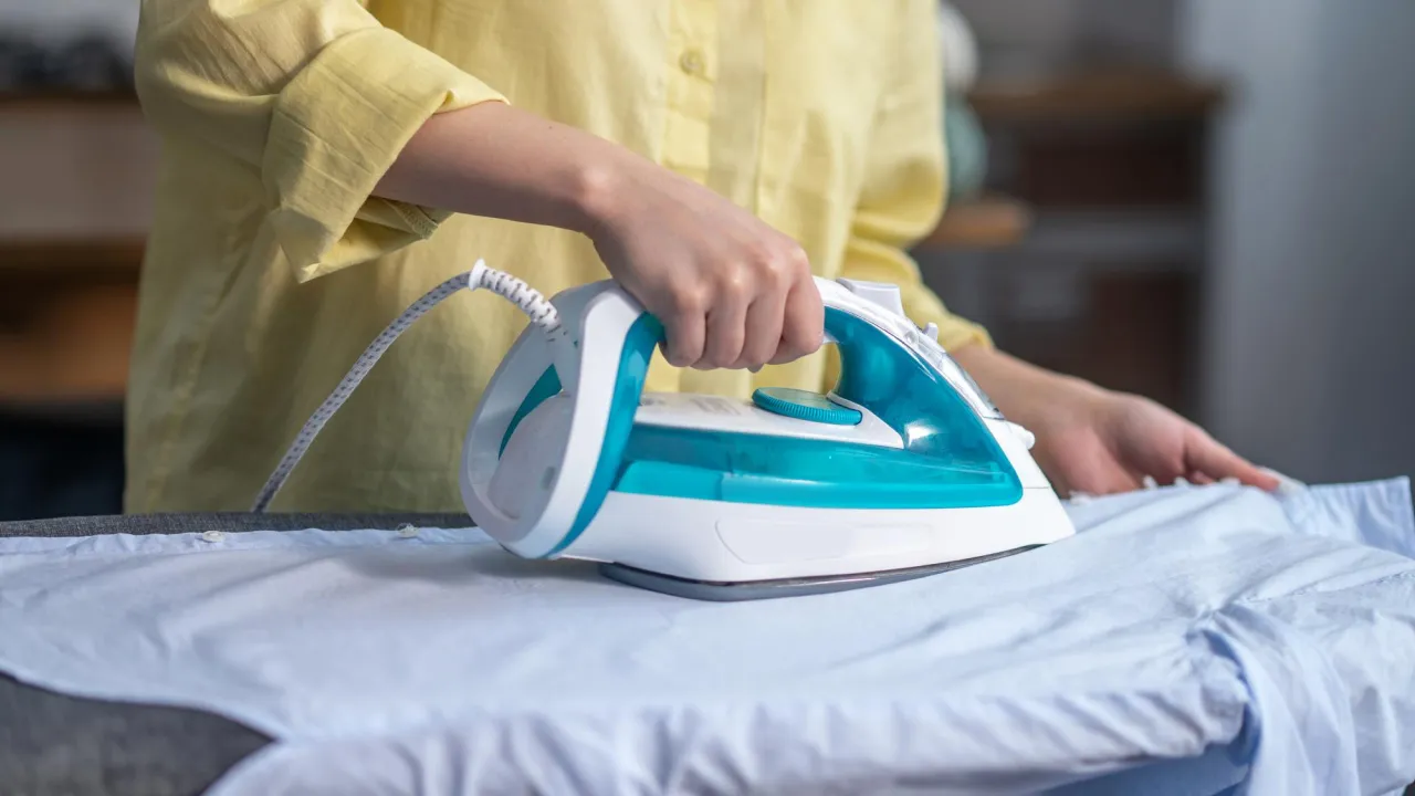 Не торкайтеся праскою: як розгладити речі зі шкірозамінника 