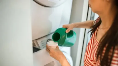 Правило "однієї ложки": скільки насправді треба порошку, щоб не зіпсувати пральну машину - фото