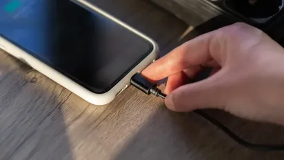 Міф чи реальність: на скільки хвилин швидше заряджається телефон в авіарежимі - фото