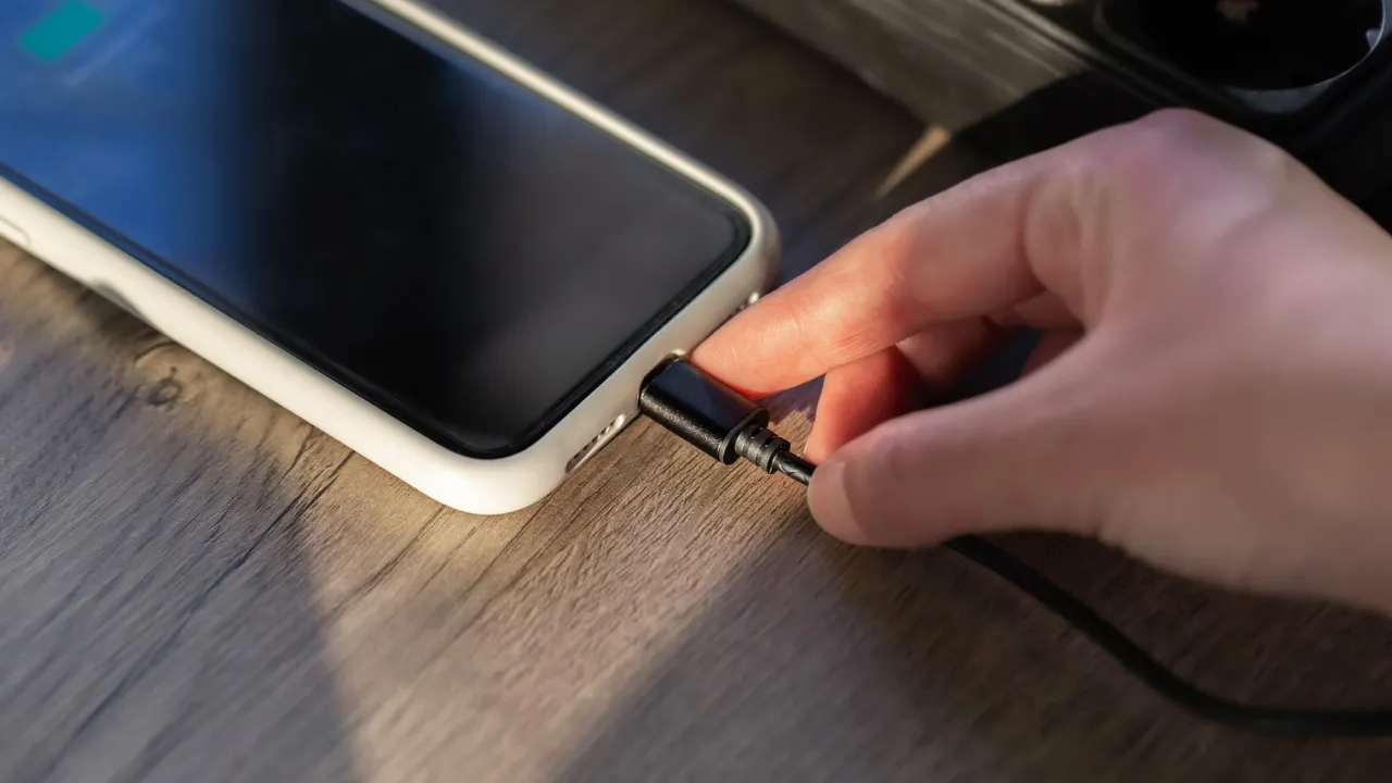 Міф чи реальність: на скільки хвилин швидше заряджається телефон в авіарежимі 