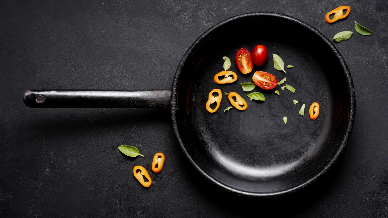 Старий нагар відпаде шматками: як оновити чавунну пательню за допомогою методу «3 склянки» 