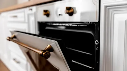 Забудьте про хімію: як відмити застарілий жир у духовці за допомогою лимона - фото