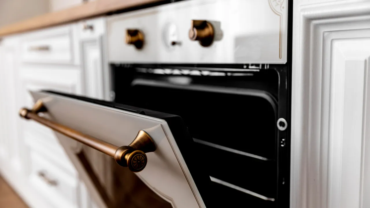 Забудьте про хімію: як відмити застарілий жир у духовці за допомогою лимона 