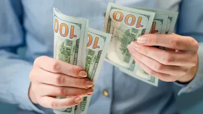 Долар і євро пішли на зниження: свіжий курс валют в обмінниках та банках 5 лютого - фото