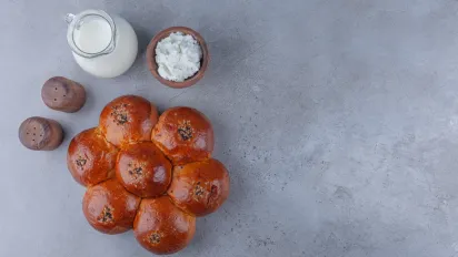 "Ліниві" пиріжки за 15 хвилин: гора смакоти з зеленою цибулею та яйцем - фото