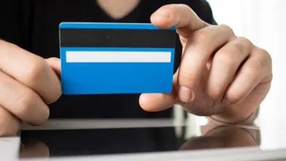 Виплата 1000 грн надійде на картки українців вдома та за кордоном: хто має право на гроші та як їх отримати - фото