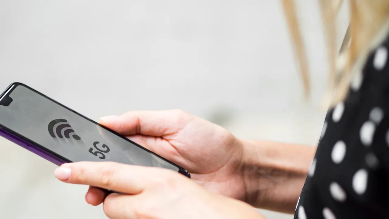 Зв'язок під час блекауту: скільки годин працюватимуть мережі і чому зникає 4G 