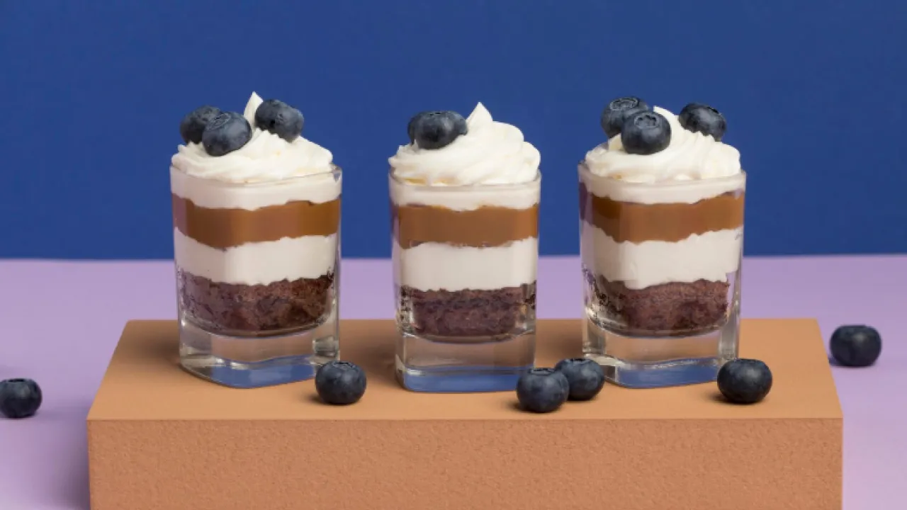 "Наполеон" за 20 хвилин: як приготувати вишуканий десерт у склянці без духовки 