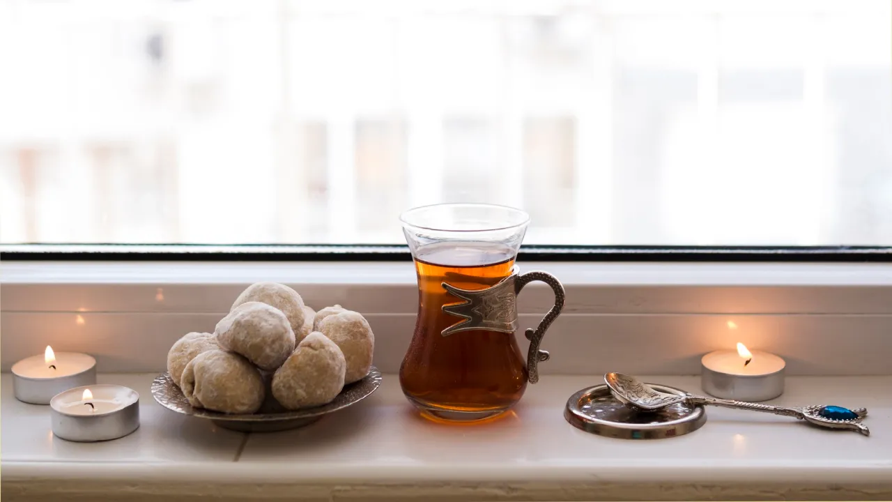 Жовтизна зникне на очах: аптечний засіб, що зробить підвіконня білим як сніг 