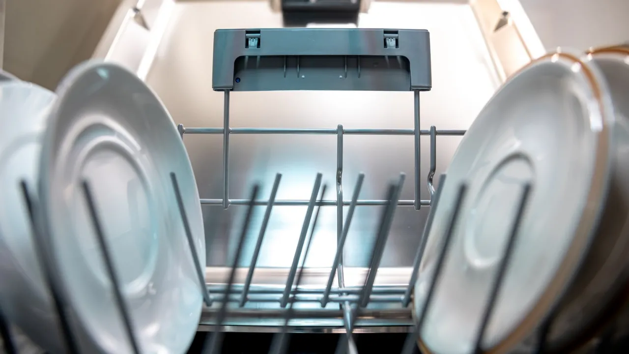 Лимон замість дорогої хімії: як за один цикл позбутися смороду в посудомийній машині 